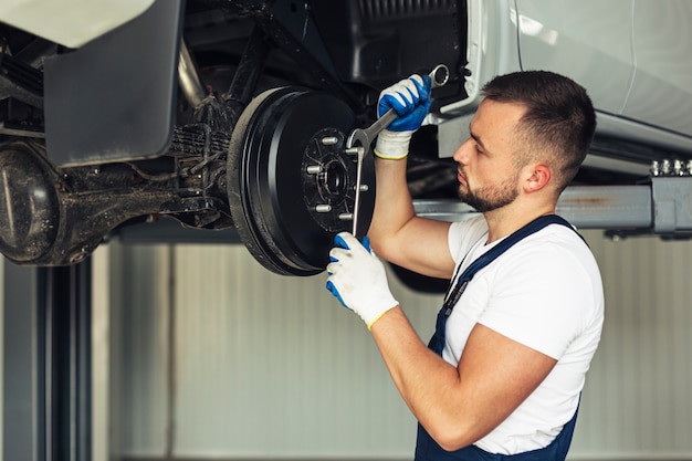 Foto gratuita vista frontal del servicio del automóvil empleado masculino