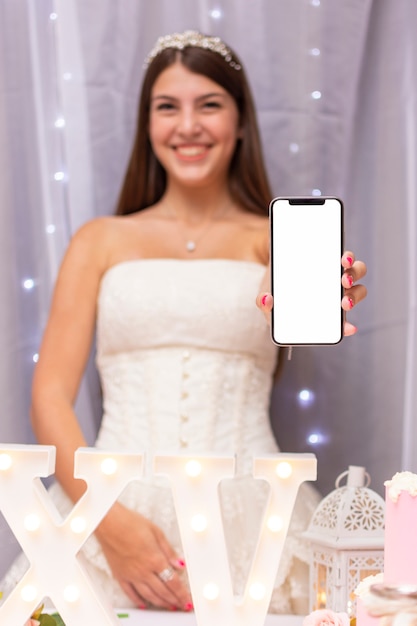 Foto gratuita vista frontal sonriente adolescente sosteniendo un teléfono inteligente