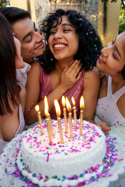 Vista frontal sonriente gente celebrando cumpleaños