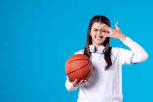 Foto gratuita vista frontal, sonriente, hembra joven, con, baloncesto