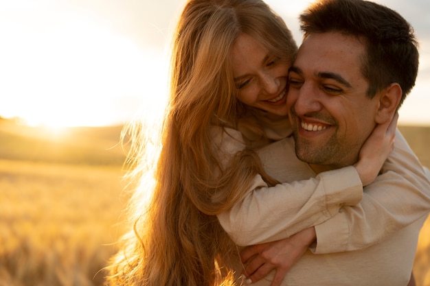 Foto gratuita vista frontal sonriente hombre cargando mujer