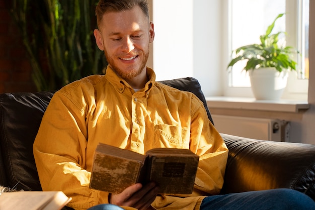 Vista frontal sonriente hombre leyendo