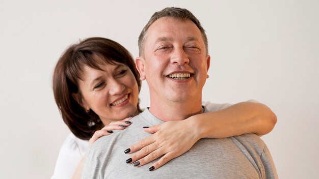 Vista frontal del sonriente hombre y mujer