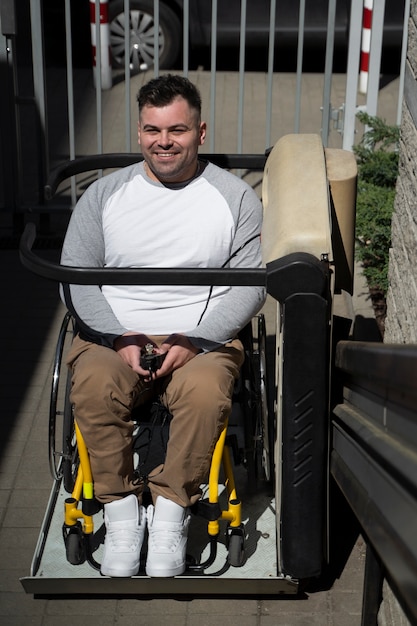 Vista frontal sonriente hombre en silla de ruedas