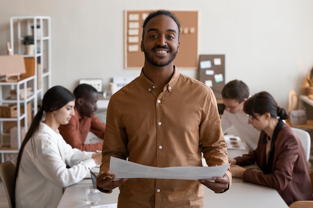 Foto gratuita vista frontal sonriente hombre en el trabajo