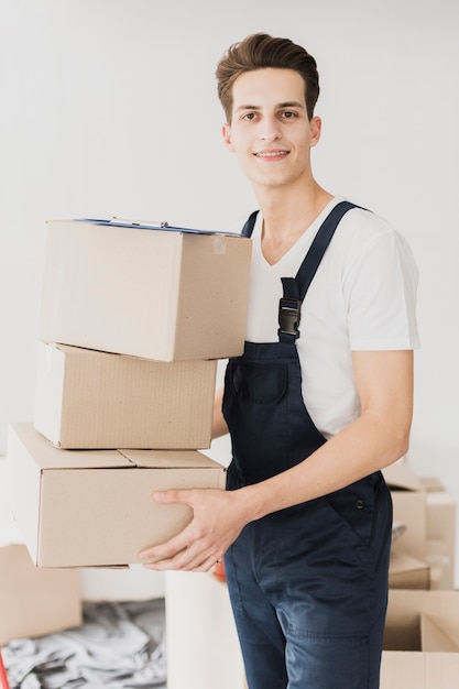 Vista frontal sonriente joven con cajas