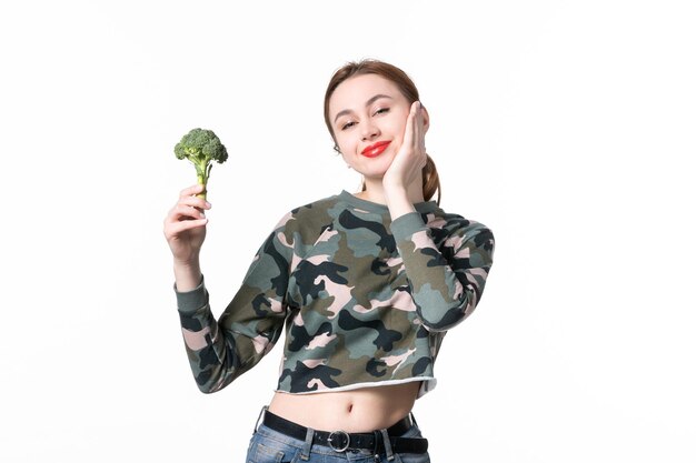 Vista frontal sonriente joven mujer con brócoli verde sobre fondo blanco, ensalada, almuerzo, cuerpo, horizontal, comida, dieta, salud, plato, comida