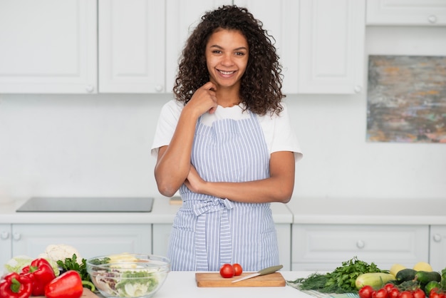 Vista frontal sonriente mujer afroamericana