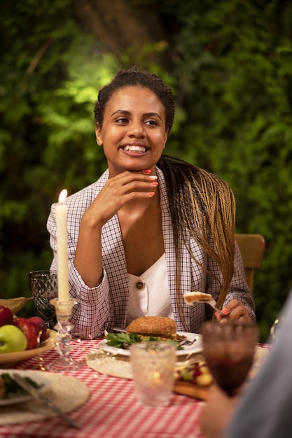 Foto gratuita vista frontal sonriente mujer al aire libre