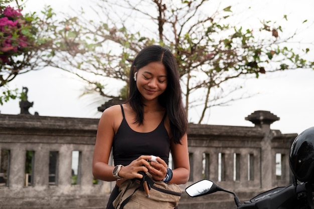 Foto gratuita vista frontal sonriente mujer al aire libre