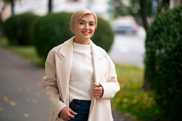 Vista frontal sonriente mujer al aire libre