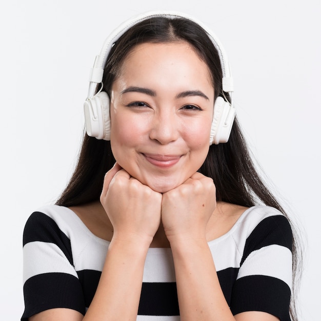 Vista frontal sonriente mujer con auriculares