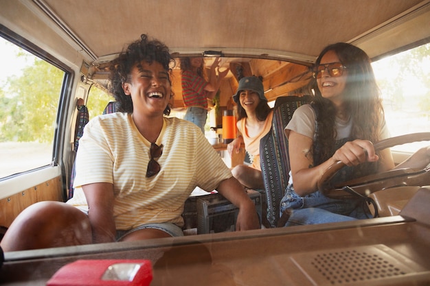 Foto gratuita vista frontal sonriente mujer en autocaravana