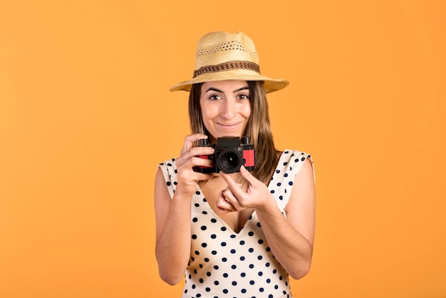 Vista frontal sonriente mujer con cámara