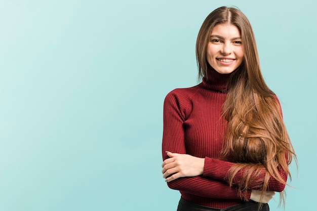 Foto gratuita vista frontal sonriente mujer en estudio