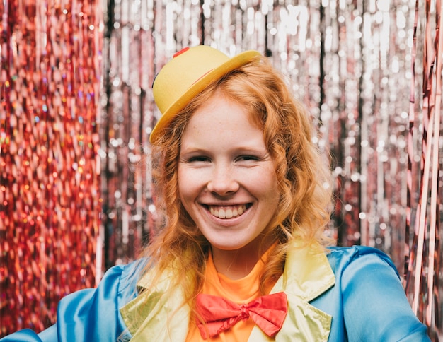 Foto gratuita vista frontal sonriente mujer en fiesta de carnaval