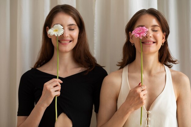 Vista frontal sonriente mujer con flores.