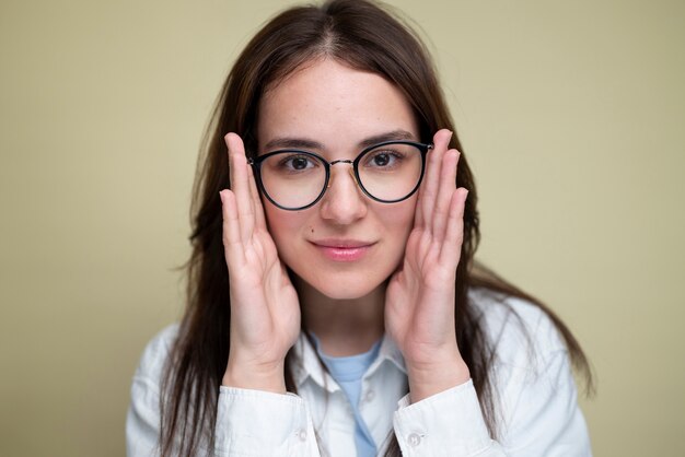 Vista frontal sonriente mujer con gafas