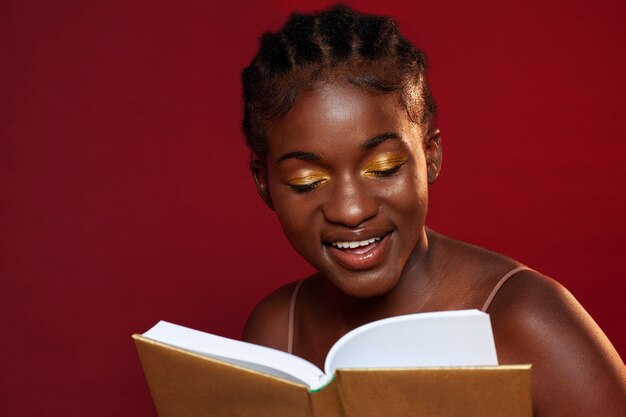 Foto gratuita vista frontal sonriente mujer leyendo libro