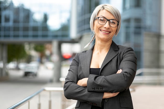 Vista frontal sonriente mujer de negocios