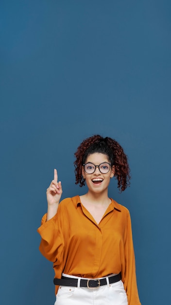 Vista frontal sonriente mujer de negocios