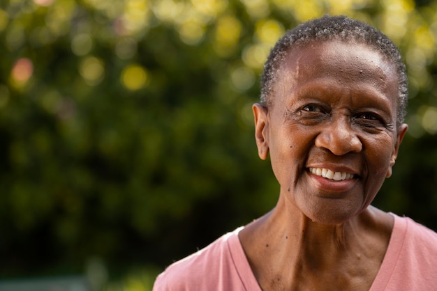 Vista frontal sonriente mujer negra