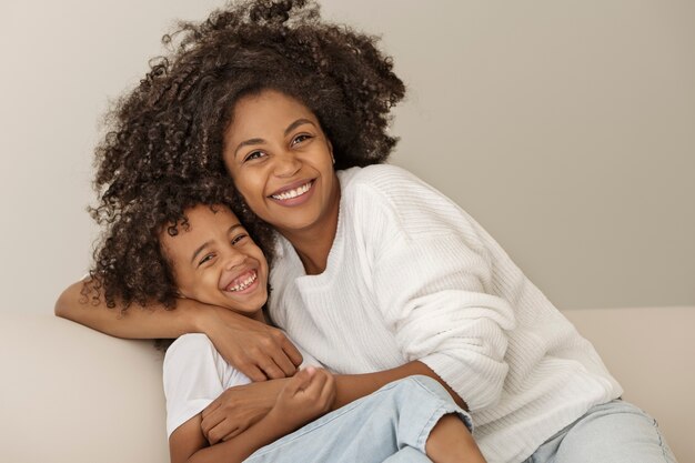 Vista frontal sonriente mujer y niño