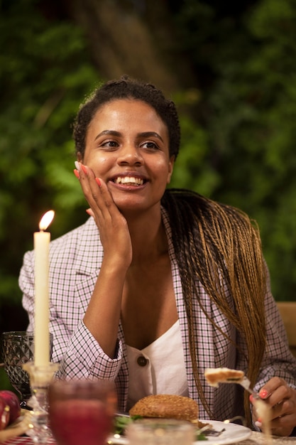 Foto gratuita vista frontal sonriente mujer sentada en la mesa