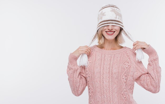 Vista frontal sonriente mujer con sombrero de invierno