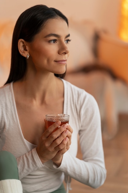 Foto gratuita vista frontal sonriente mujer sosteniendo bebida