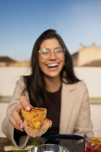 Foto gratuita vista frontal sonriente mujer sosteniendo comida