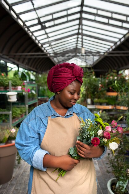 Vista frontal sonriente mujer sosteniendo flores