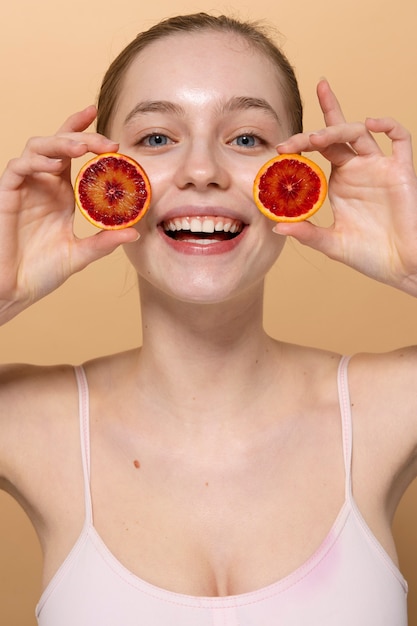 Vista frontal sonriente mujer sosteniendo frutas