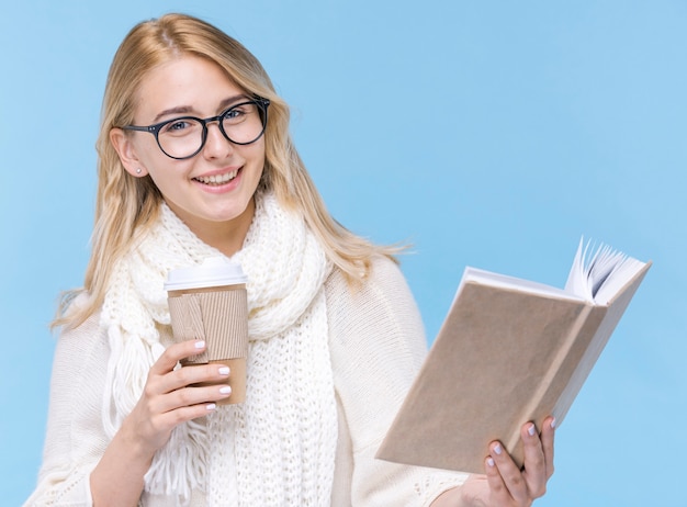 Vista frontal sonriente mujer sosteniendo un libro