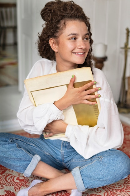 Foto gratuita vista frontal sonriente mujer sosteniendo libro