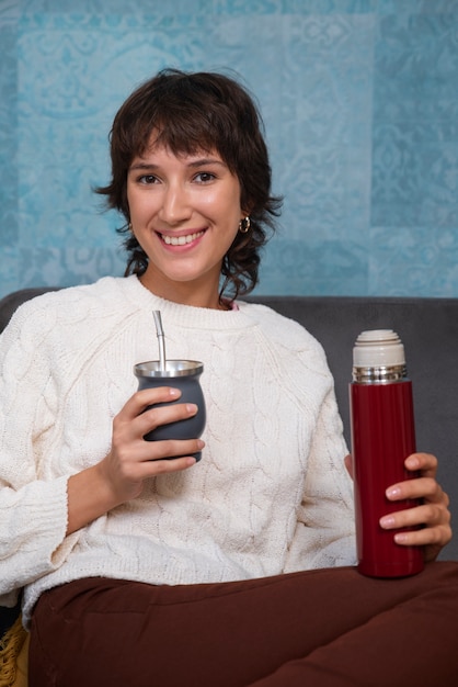 Vista frontal sonriente mujer sosteniendo matraz