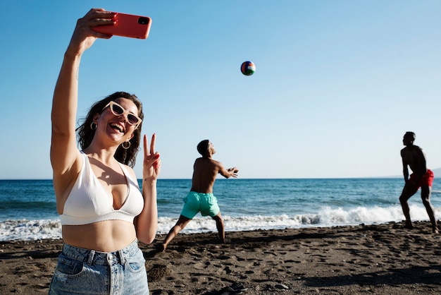 Vista frontal sonriente mujer tomando selfie