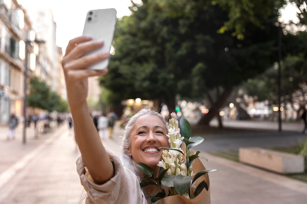 Foto gratuita vista frontal sonriente mujer tomando selfie