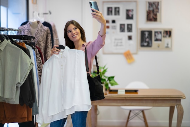 Foto gratuita vista frontal sonriente mujer tomando selfie