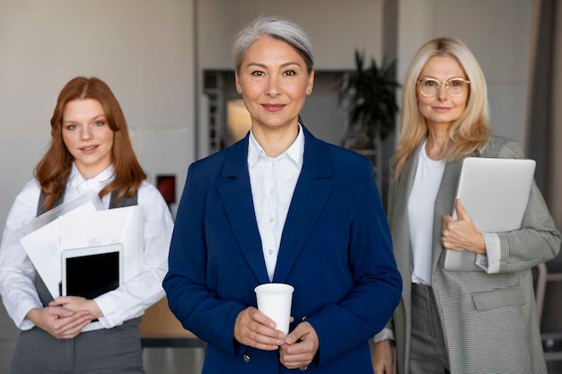 Foto gratuita vista frontal sonriente mujer en el trabajo