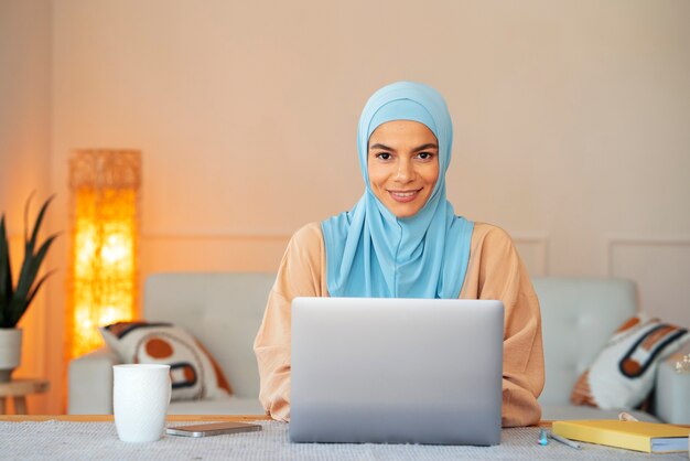 Vista frontal sonriente mujer vistiendo hijab