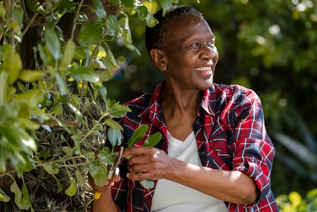 Vista frontal sonriente senior mujer negra