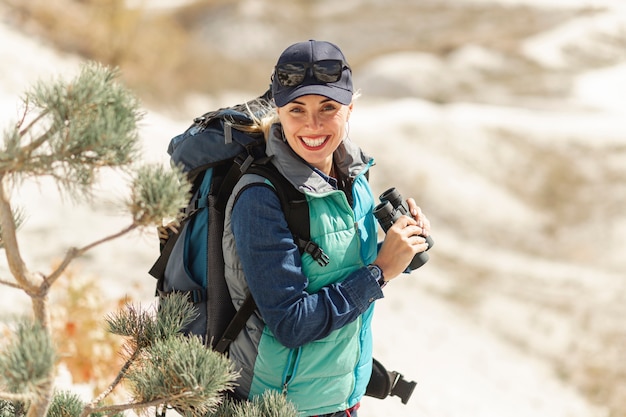 Foto gratuita vista frontal sonriente viajero con mochila