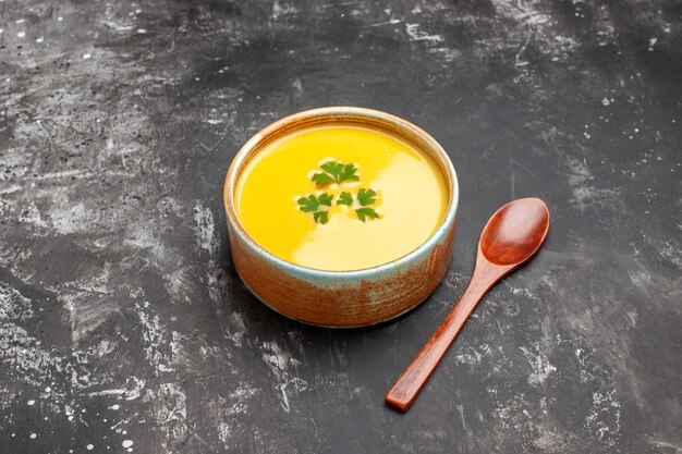 Vista frontal de la sopa de calabaza con verduras dentro de la placa en el plato de sopa de frutas de comida de mesa oscura