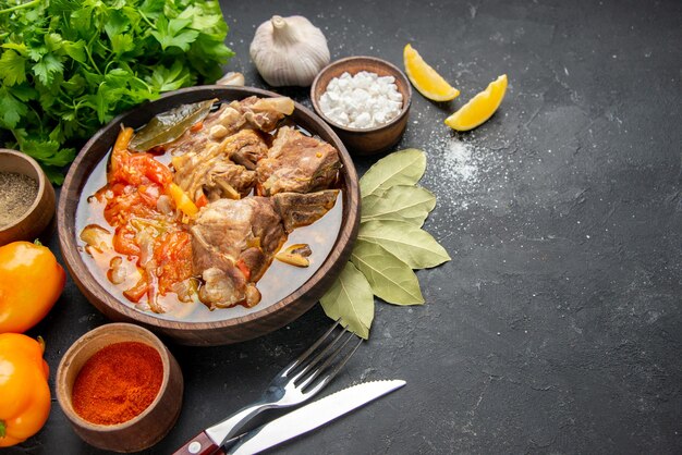 Vista frontal de la sopa de carne con verduras y condimentos sobre fondo gris color de la carne salsa gris comida comida caliente foto de papa plato de cena