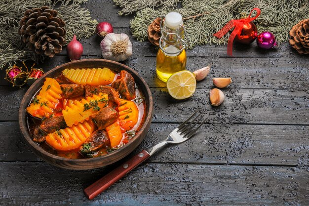 Vista frontal sopa de carne con verduras y papas en el plato de escritorio oscuro comida de sopa de carne de árbol