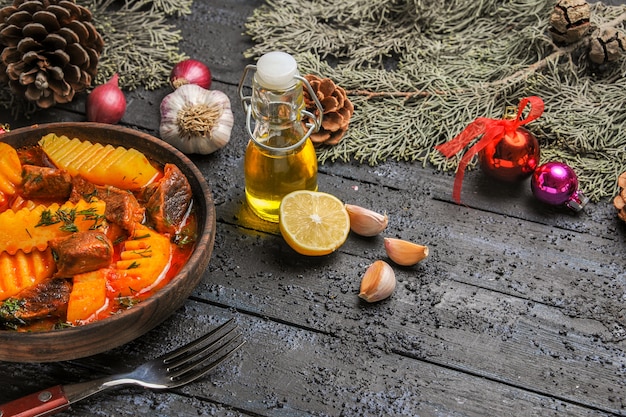 Vista frontal sopa de carne con verduras y papas en el plato de escritorio oscuro comida de sopa de carne de árbol