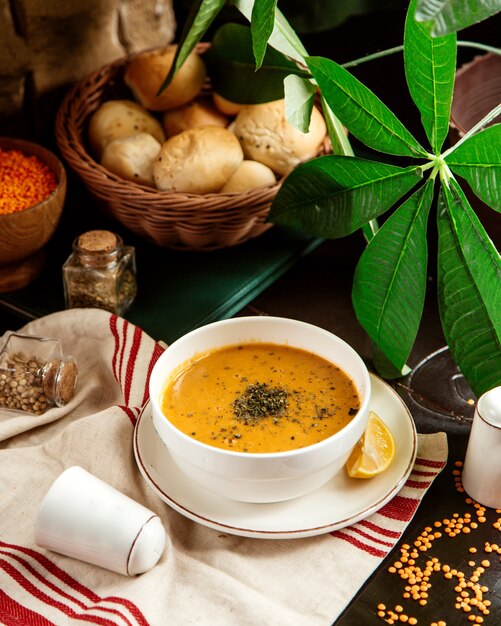 Vista frontal sopa de lentejas sopa tradicional azerbaiyana con limón y menta seca