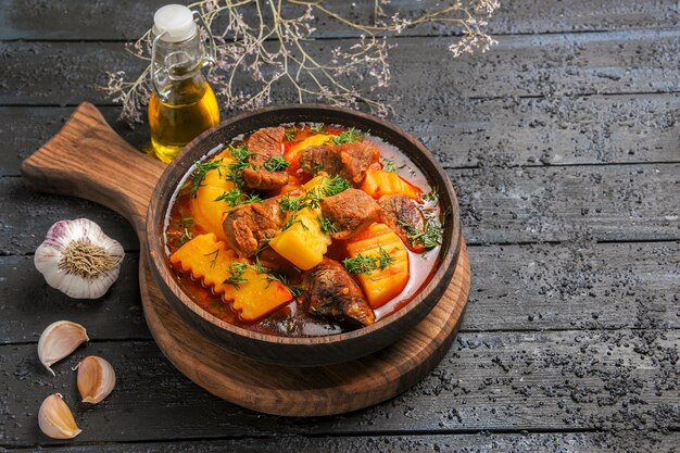 Vista frontal de la sopa de salsa de carne con verduras y patatas en la cena de carne de salsa de sopa de escritorio oscuro