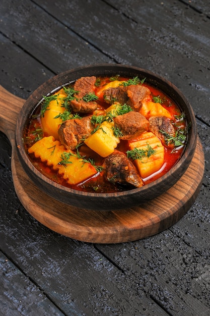 Vista frontal de la sopa de salsa de carne con verduras y patatas en el escritorio oscuro sopa de carne salsa de comida